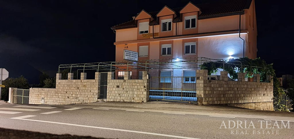 PENZION S RESTAURACÍ A 24 POKOJI, 130 M OD MOŘE – MAKARSKÁ RIVIÉRA