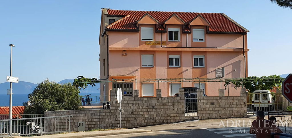 PENZION S RESTAURACÍ A 24 POKOJI, 130 M OD MOŘE – MAKARSKÁ RIVIÉRA