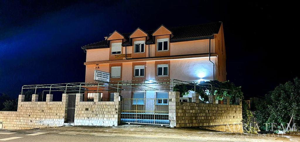 PENZION S RESTAURACÍ A 24 POKOJI, 130 M OD MOŘE – MAKARSKÁ RIVIÉRA