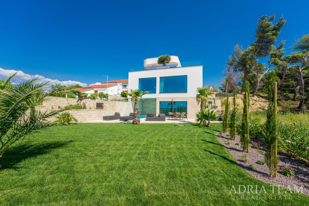 LUXUSNÍ VILA V PRVNÍ ŘADĚ U MOŘE - LJUBAČ