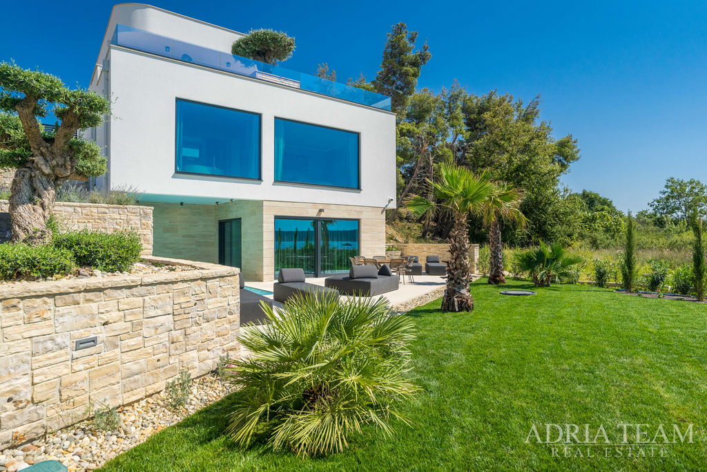 LUXUSNÍ VILA V PRVNÍ ŘADĚ U MOŘE - LJUBAČ