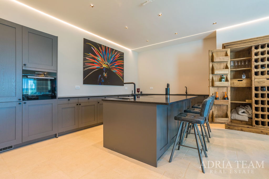 LUXUSNÍ VILA V PRVNÍ ŘADĚ U MOŘE - LJUBAČ