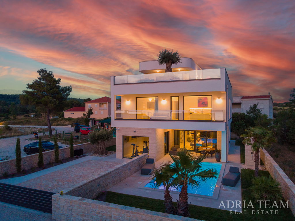 LUXUSNÍ VILA V PRVNÍ ŘADĚ U MOŘE - LJUBAČ