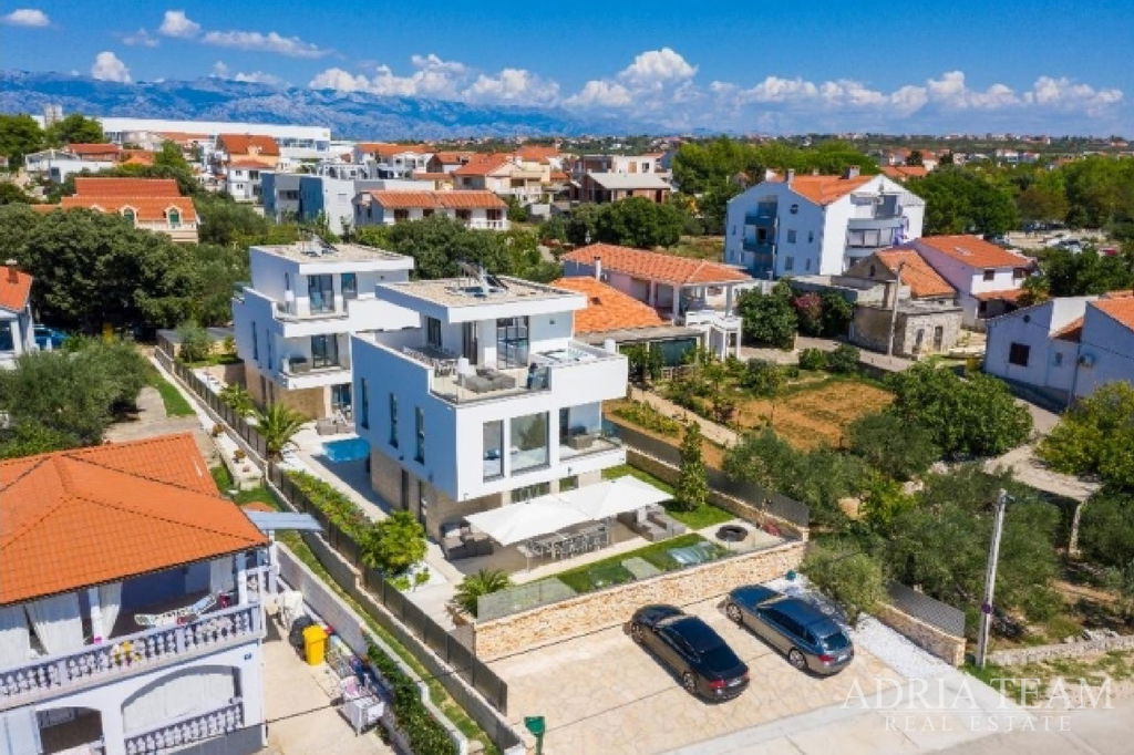 VILA 1 V PRVNÍ ŘADĚ U MOŘE - VRSI