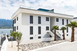 LUXUSNÍ PENTHOUSE, PRVNÍ ŘADA U MOŘE - VINJERAC nemovitost na prodej