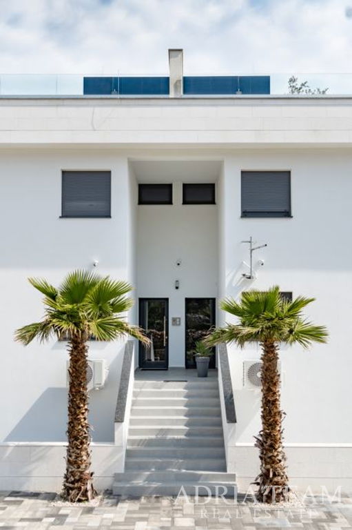 LUXUSNÍ PENTHOUSE, PRVNÍ ŘADA U MOŘE - VINJERAC