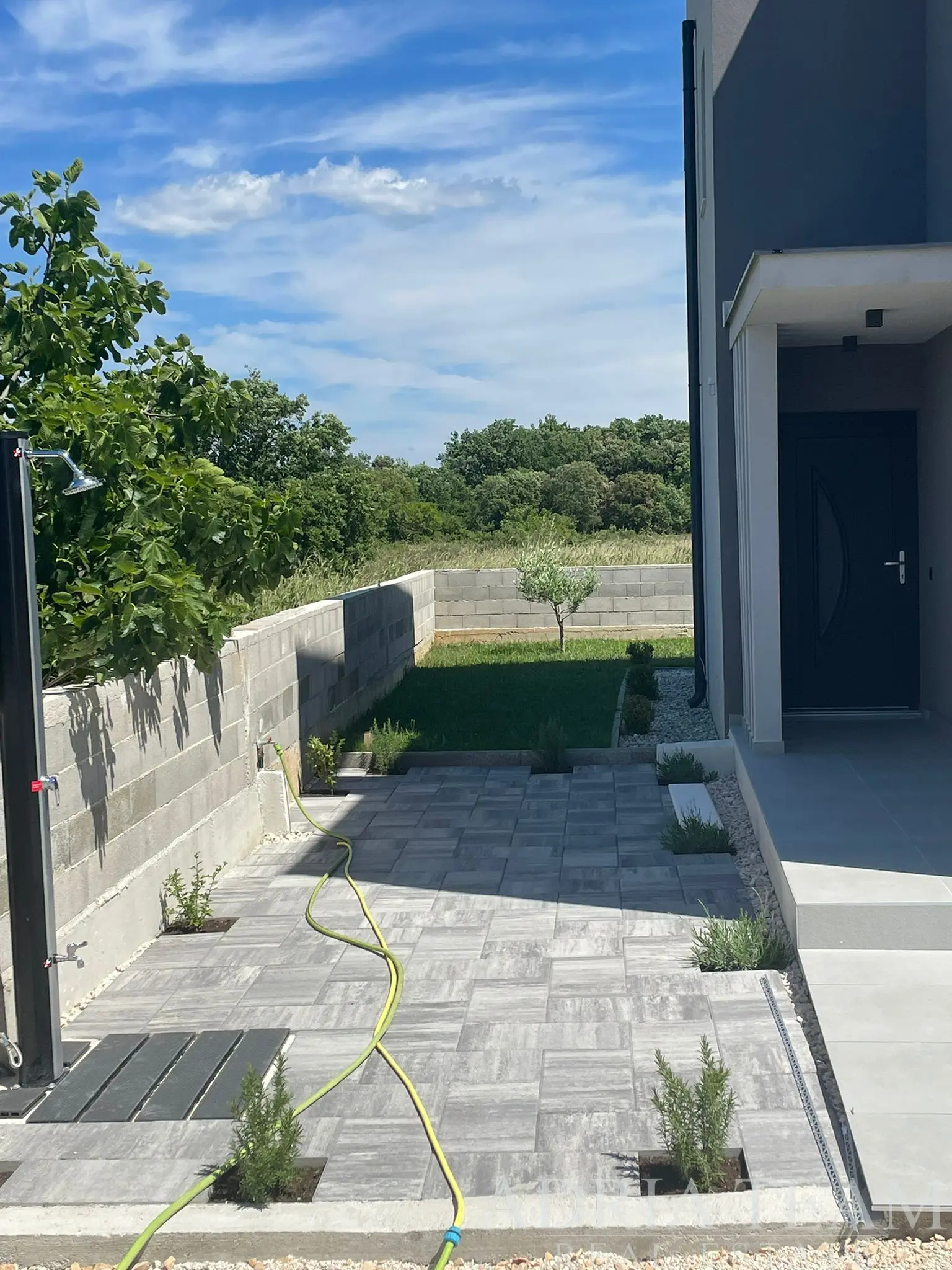 NOVĚ POSTAVENÁ VILA S BAZÉNEM  - ZATON, NIN