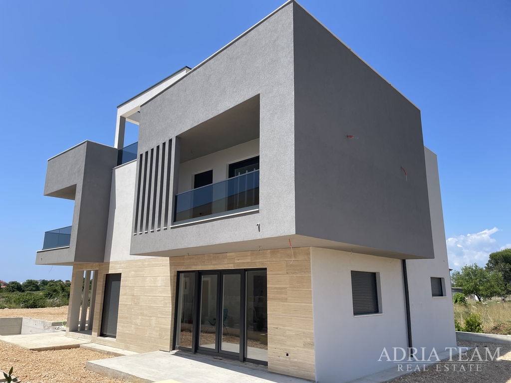 NOVĚ POSTAVENÁ VILA S BAZÉNEM  - ZATON, NIN