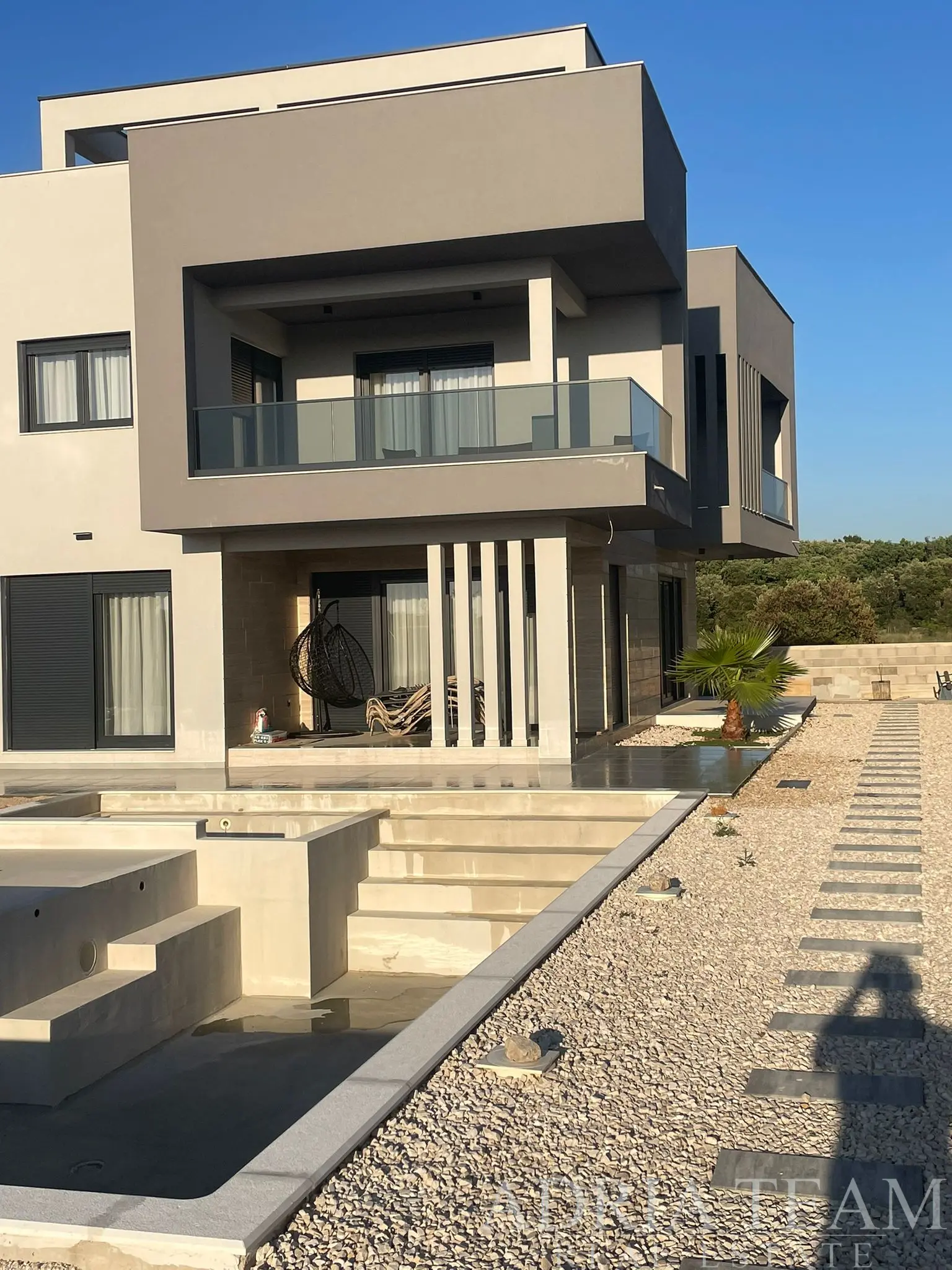 NOVĚ POSTAVENÁ VILA S BAZÉNEM  - ZATON, NIN