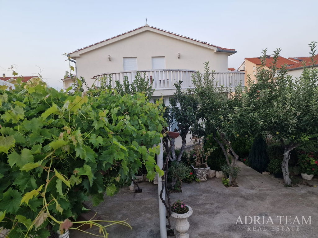 RODINNÁ VILA POSTAVENÁ V AMERICKÉM STYLU - VODICE