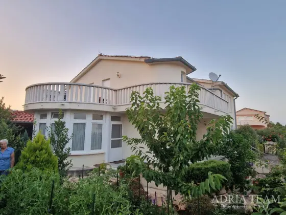 RODINNÁ VILA POSTAVENÁ V AMERICKÉM STYLU - VODICE nemovitost na prodej