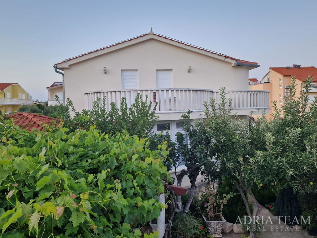 RODINNÁ VILA POSTAVENÁ V AMERICKÉM STYLU - VODICE