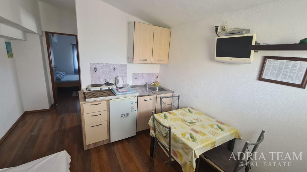 APARTMÁNOVÝ DŮM S 5 APARTMÁNY, 170m OD MOŘE - VIR, ZADAR