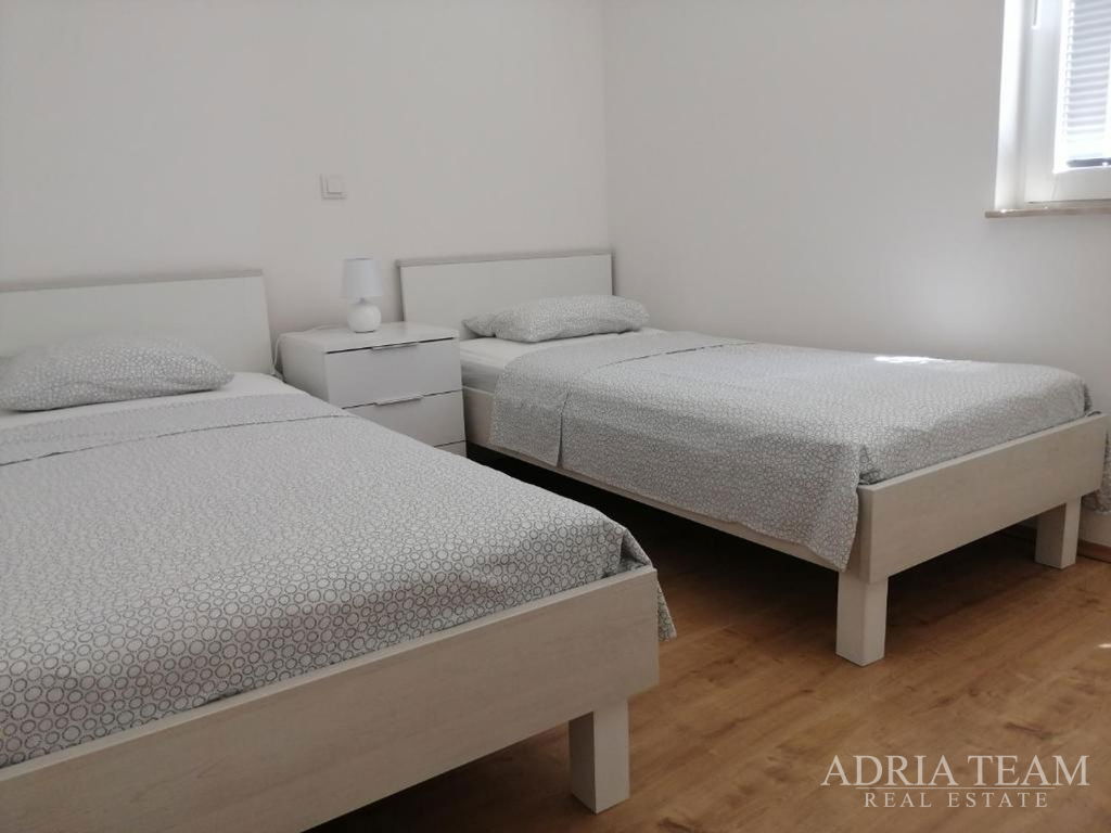 DŮM SE 3 BYTOVÝMI JEDNOTKAMI A BAZÉNEM, VÝHLED NA MOŘE - MASLENICA