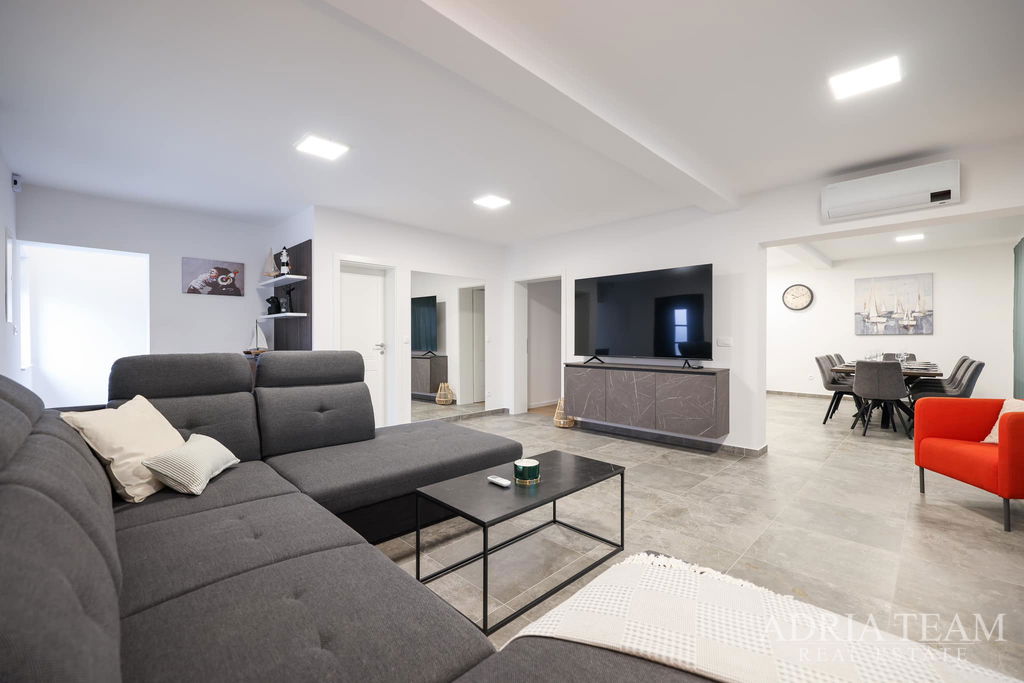 DŮM S BAZÉNEM, 120m OD MOŘE - VIR