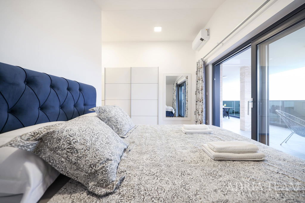 DŮM S BAZÉNEM, 120m OD MOŘE - VIR