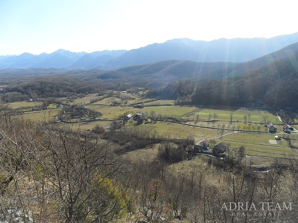 VELKÁ PLOCHA ZEMĚDĚLSKÉ PŮDY - GOSPIĆ