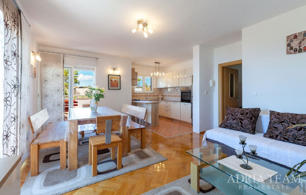 ATRAKTIVNÍ APARTMÁNOVÁ VILA S BAZÉNEM A VÝHLEDEM NA MOŘE – PODSTRANA, SPLIT