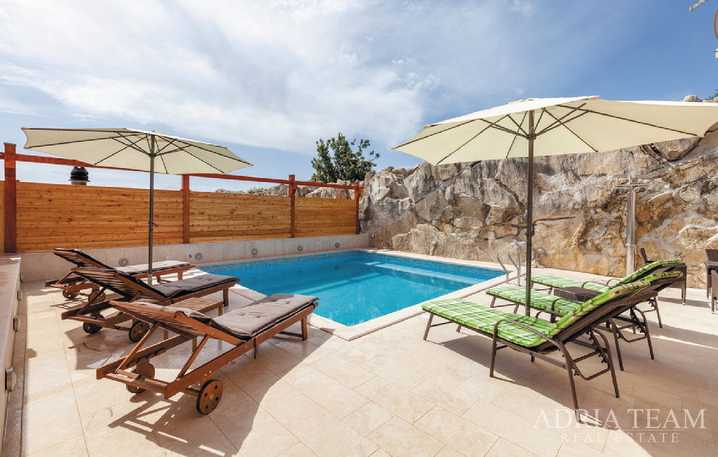 ATRAKTIVNÍ APARTMÁNOVÁ VILA S BAZÉNEM A VÝHLEDEM NA MOŘE – PODSTRANA, SPLIT