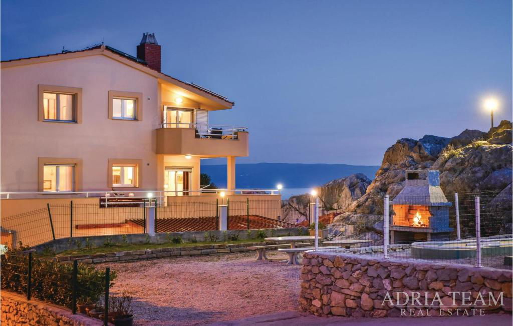 ATRAKTIVNÍ APARTMÁNOVÁ VILA S BAZÉNEM A VÝHLEDEM NA MOŘE – PODSTRANA, SPLIT