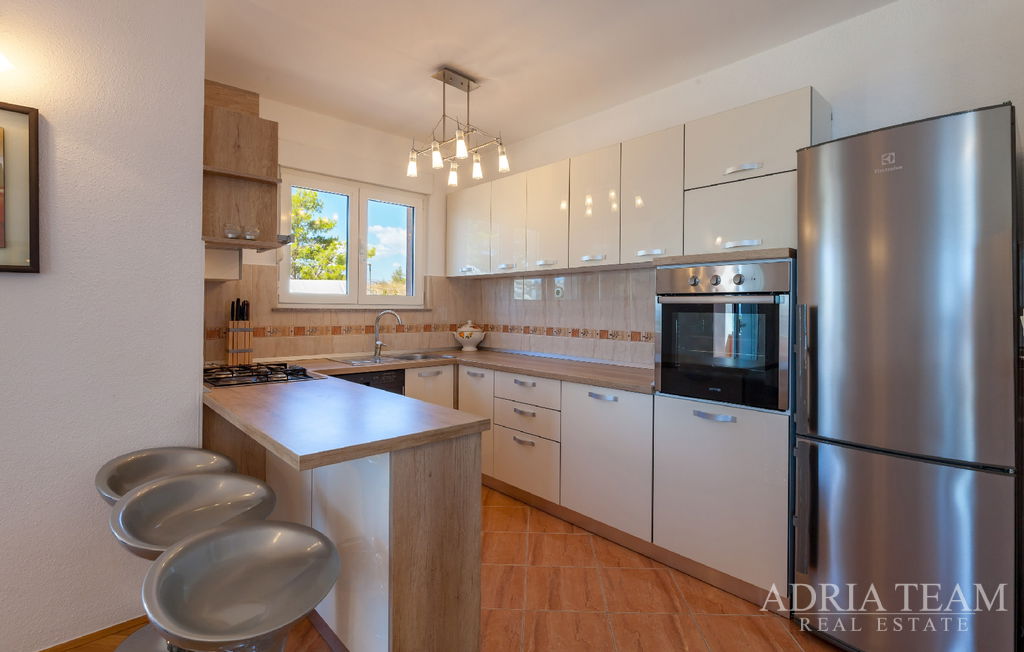 ATRAKTIVNÍ APARTMÁNOVÁ VILA S BAZÉNEM A VÝHLEDEM NA MOŘE – PODSTRANA, SPLIT