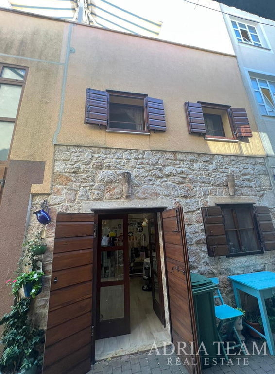 ŘADOVÝ DŮM S APARTMÁNEM A OBCHODNÍMI PROSTORY, VÝBORNÁ LOKALITA A INVESTICE - PIROVAC, CENTRUM