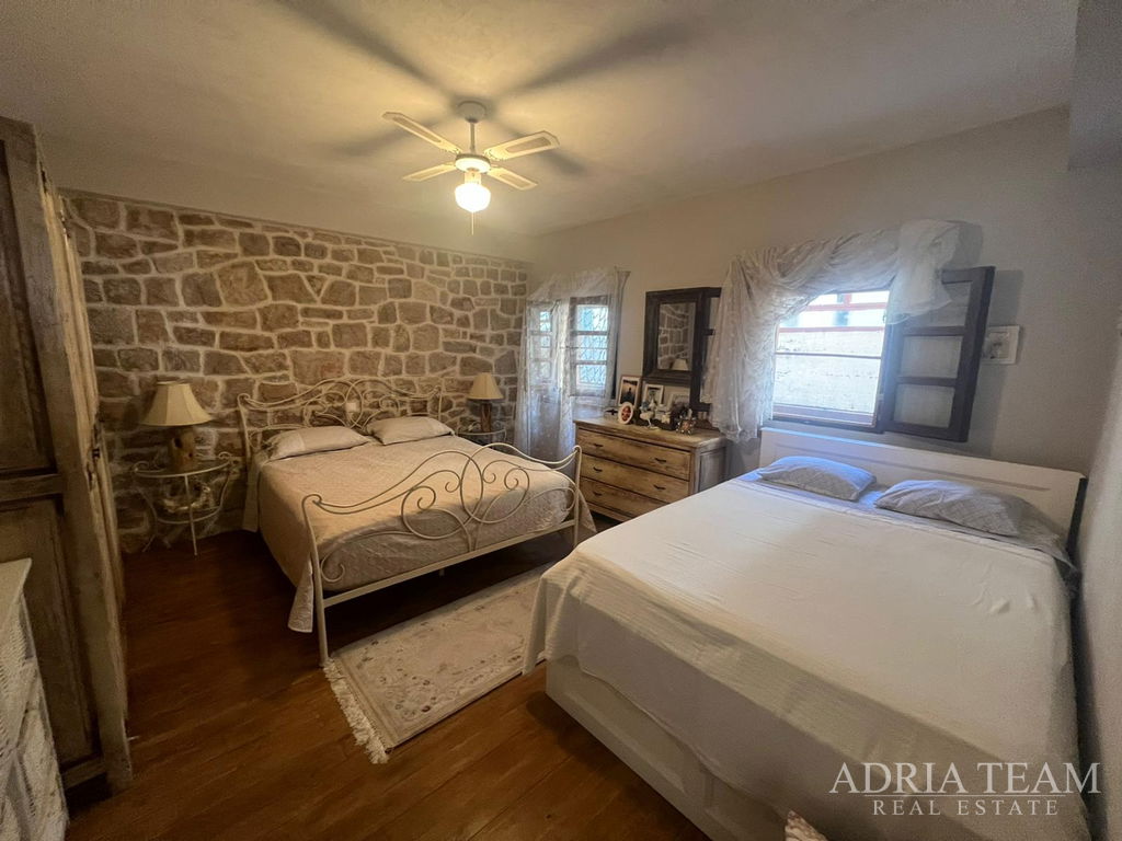 ŘADOVÝ DŮM S APARTMÁNEM A OBCHODNÍMI PROSTORY, VÝBORNÁ LOKALITA A INVESTICE - PIROVAC, CENTRUM