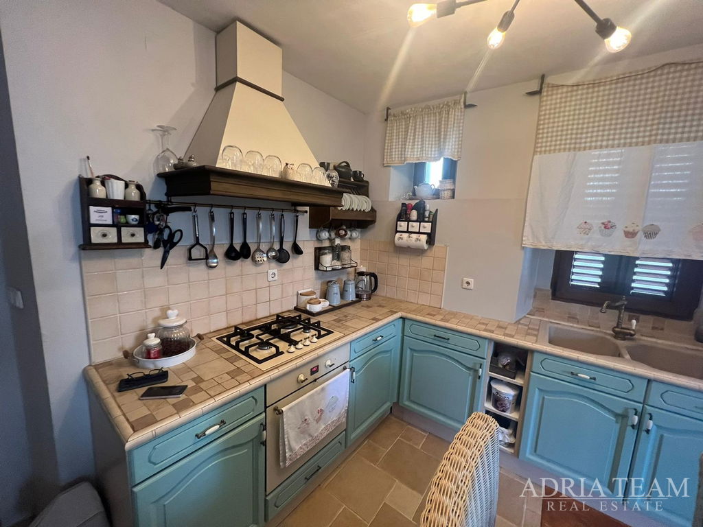 ŘADOVÝ DŮM S APARTMÁNEM A OBCHODNÍMI PROSTORY, VÝBORNÁ LOKALITA A INVESTICE - PIROVAC, CENTRUM