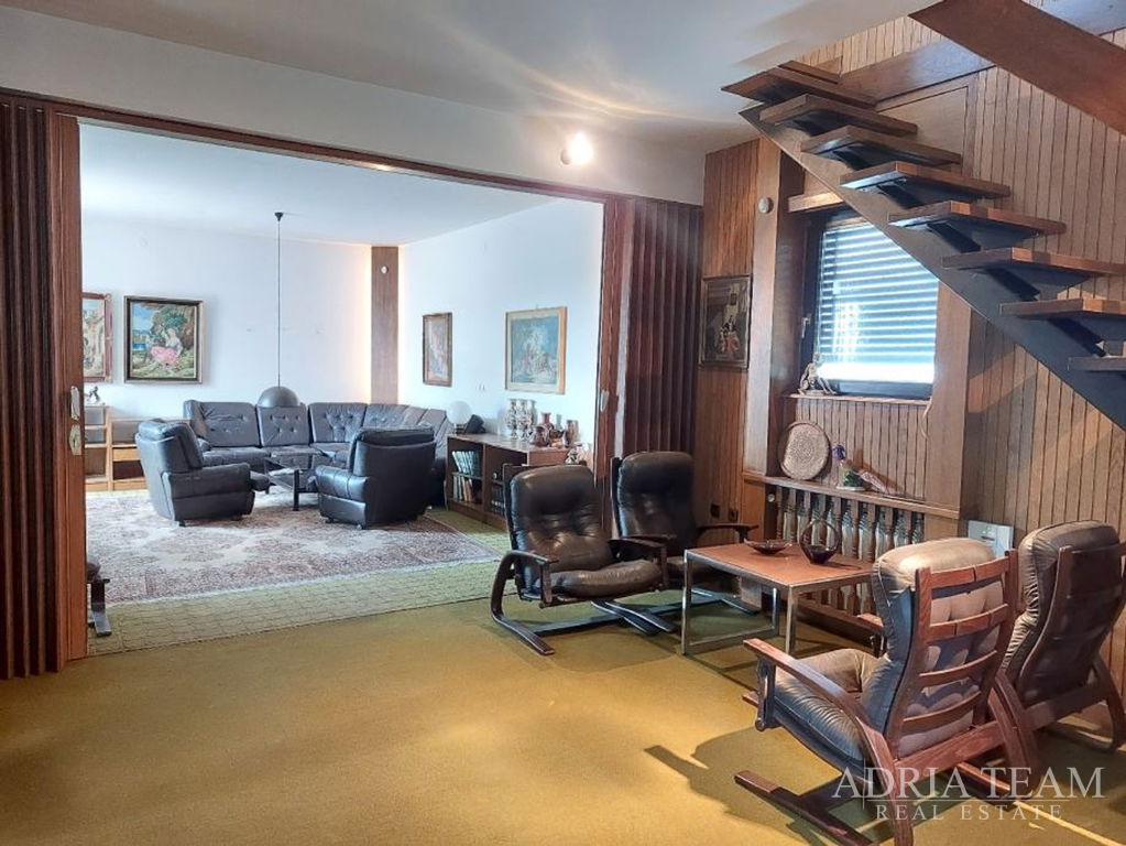 TŘÍPATROVÝ BYT S 6 POKOJI NA VÝBORNÉ LOKALTĚ - TUŠKANAC, ZÁHŘEB