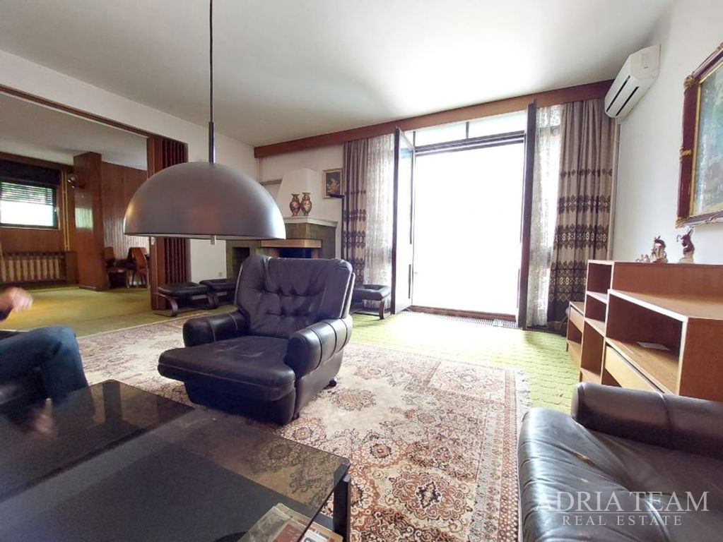 TŘÍPATROVÝ BYT S 6 POKOJI NA VÝBORNÉ LOKALTĚ - TUŠKANAC, ZÁHŘEB