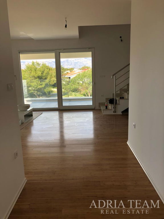 APARTMÁN S 3 LOŽNICEMI, 1. ŘADA U MOŘE - POVLJANA, PAG