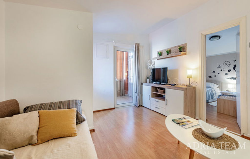 BYTOVÝ DŮM S GARÁŽÍ A ZAHRADENÝM DVOREM, DRUHÁ ŘADA OD MOŘE - VIR, ZADAR