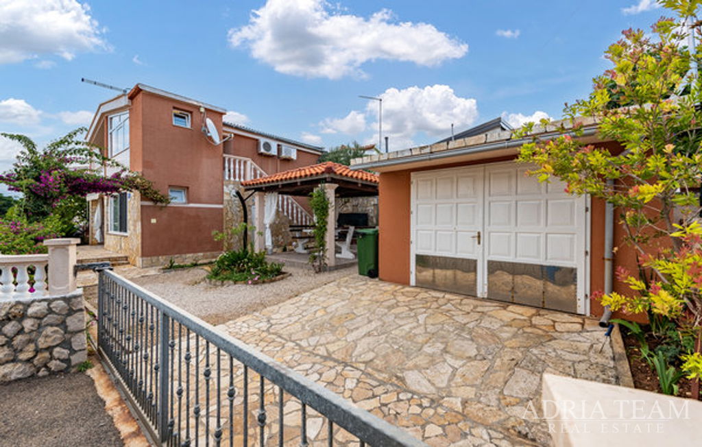 BYTOVÝ DŮM S GARÁŽÍ A ZAHRADENÝM DVOREM, DRUHÁ ŘADA OD MOŘE - VIR, ZADAR