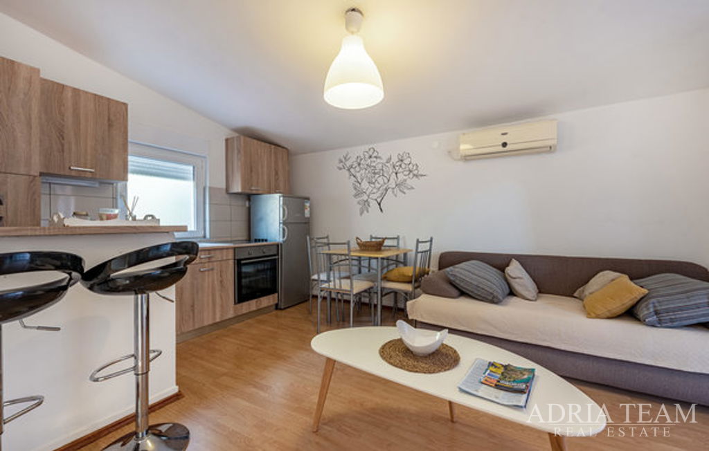 BYTOVÝ DŮM S GARÁŽÍ A ZAHRADENÝM DVOREM, DRUHÁ ŘADA OD MOŘE - VIR, ZADAR