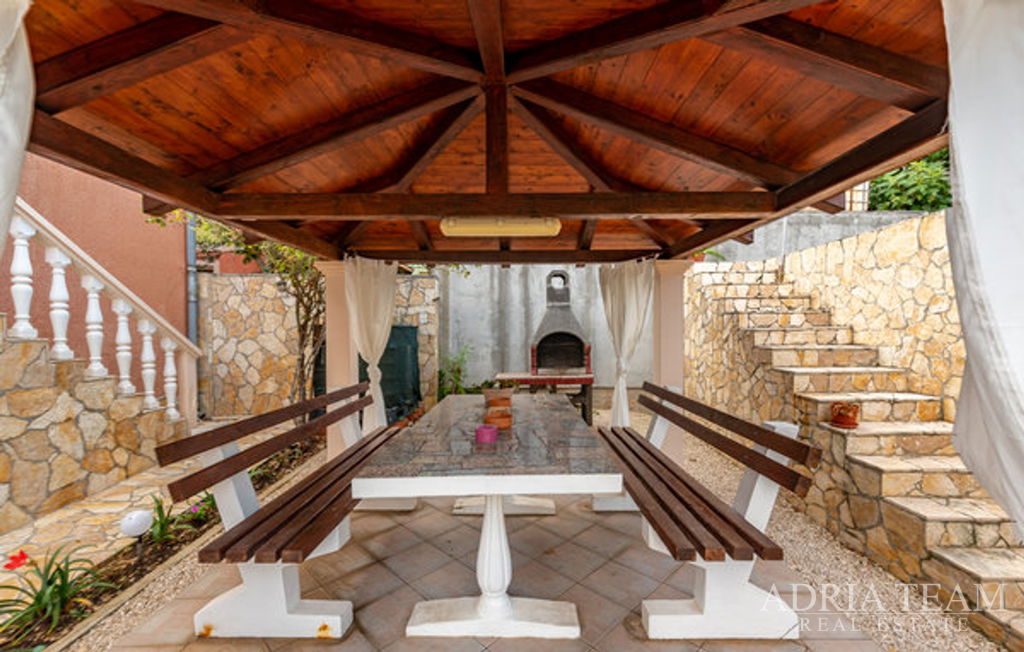 BYTOVÝ DŮM S GARÁŽÍ A ZAHRADENÝM DVOREM, DRUHÁ ŘADA OD MOŘE - VIR, ZADAR