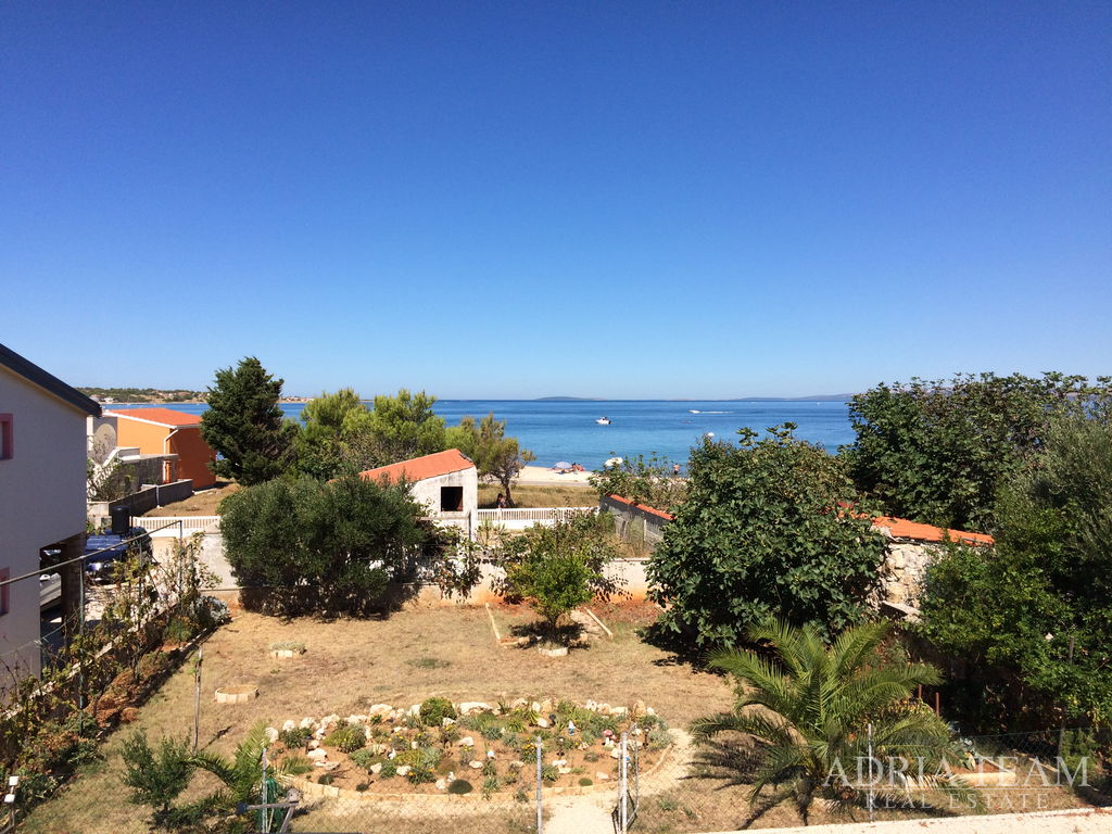 BYTOVÝ DŮM S GARÁŽÍ A ZAHRADENÝM DVOREM, DRUHÁ ŘADA OD MOŘE - VIR, ZADAR