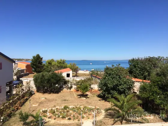 BYTOVÝ DŮM S GARÁŽÍ A ZAHRADENÝM DVOREM, DRUHÁ ŘADA OD MOŘE - VIR, ZADAR nemovitost na prodej