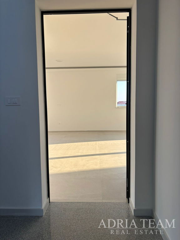 PENTHOUSE BLÍZKO PLÁŽE, DŮM 2. NOVOSTAVBA, 150m OD MOŘE - PRIVLAKA