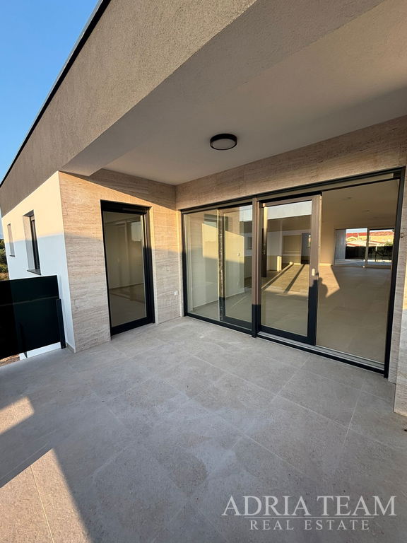 PENTHOUSE BLÍZKO PLÁŽE, DŮM 2. NOVOSTAVBA, 150m OD MOŘE - PRIVLAKA