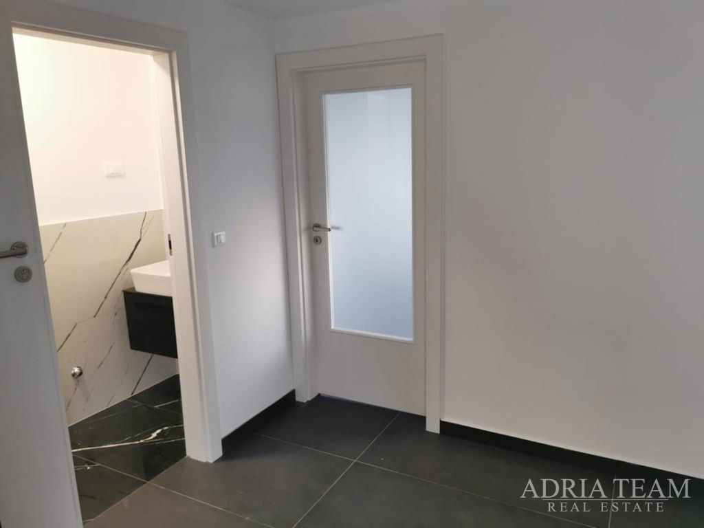 ČTYŘPOKOJOVÝ BYT S STŘEŠNÍ TERASOU A BAZÉNEM, NOVOSTAVBA - BELAFUŽA, ZADAR