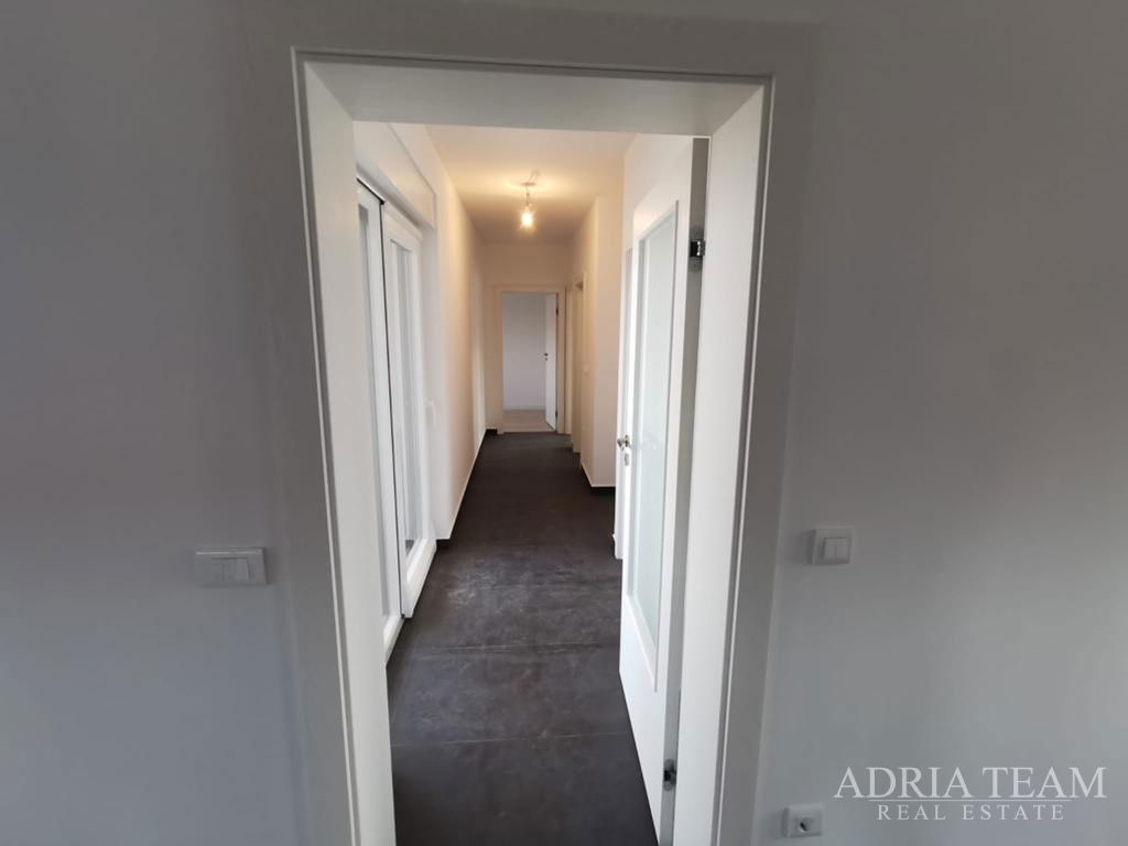 ČTYŘPOKOJOVÝ BYT S STŘEŠNÍ TERASOU A BAZÉNEM, NOVOSTAVBA - BELAFUŽA, ZADAR