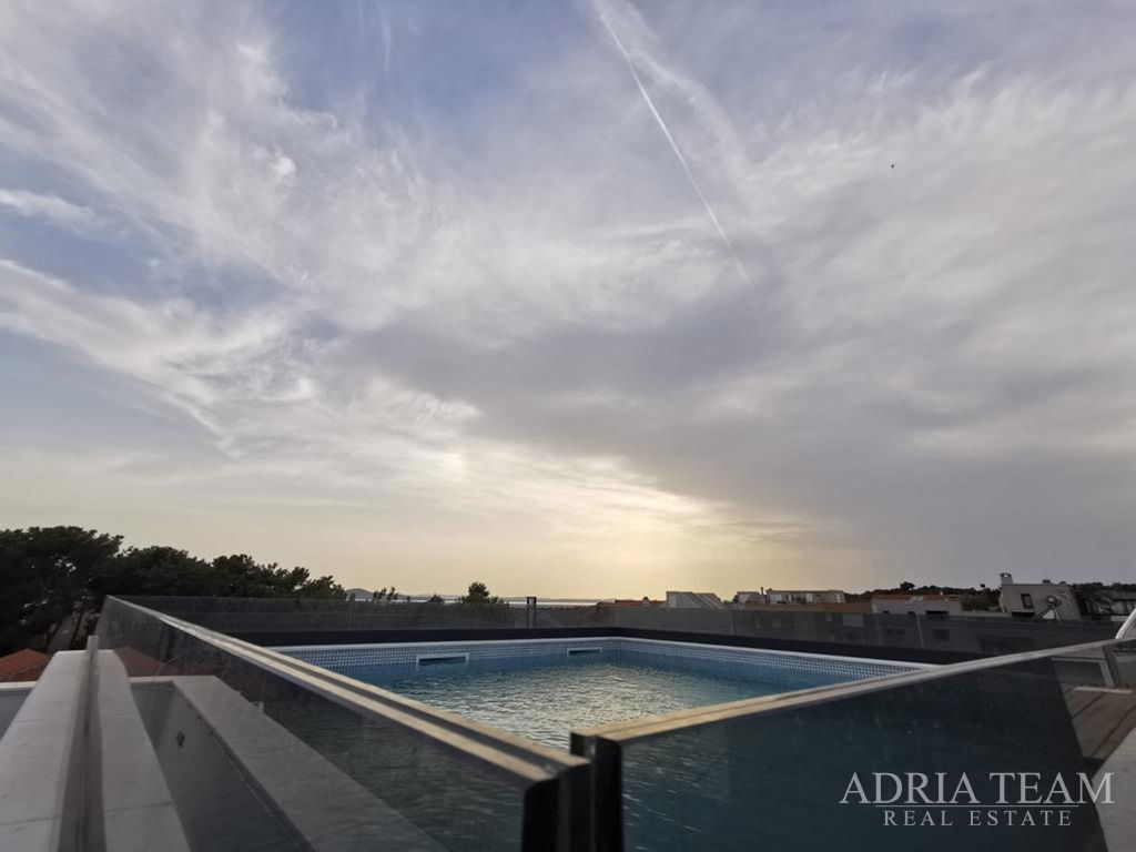 ČTYŘPOKOJOVÝ BYT S STŘEŠNÍ TERASOU A BAZÉNEM, NOVOSTAVBA - BELAFUŽA, ZADAR