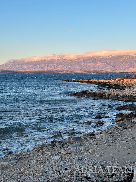 POZEMEK v R-zóně, PRVNÍ ŘADA K MOŘI - KOLAN, PAG