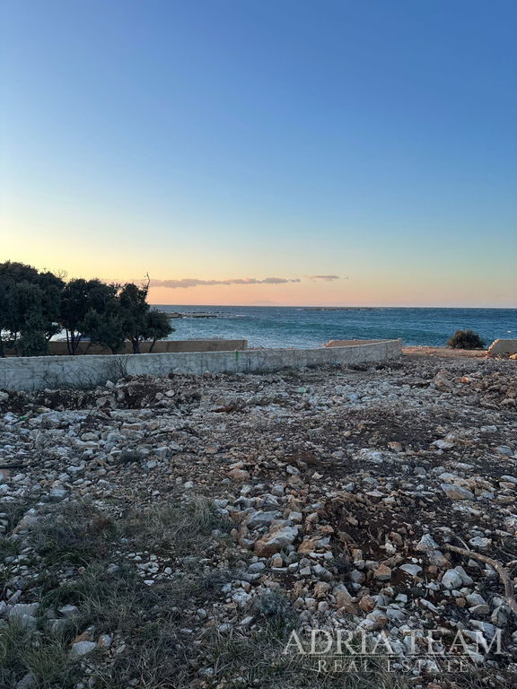 POZEMEK v R-zóně, PRVNÍ ŘADA K MOŘI - KOLAN, PAG