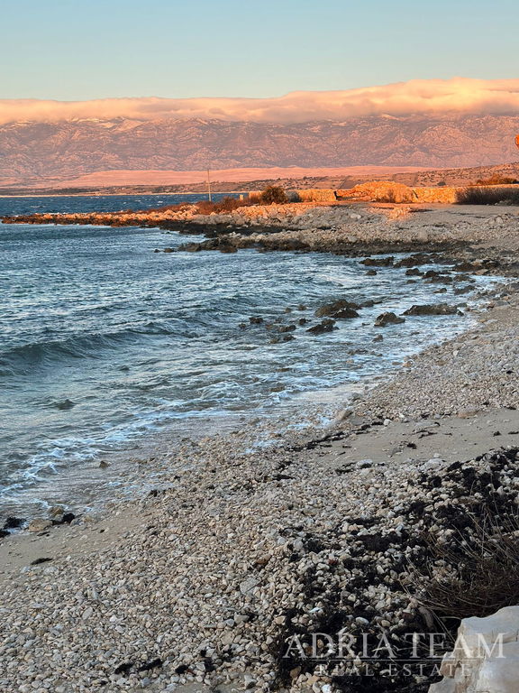POZEMEK v R-zóně, PRVNÍ ŘADA K MOŘI - KOLAN, PAG
