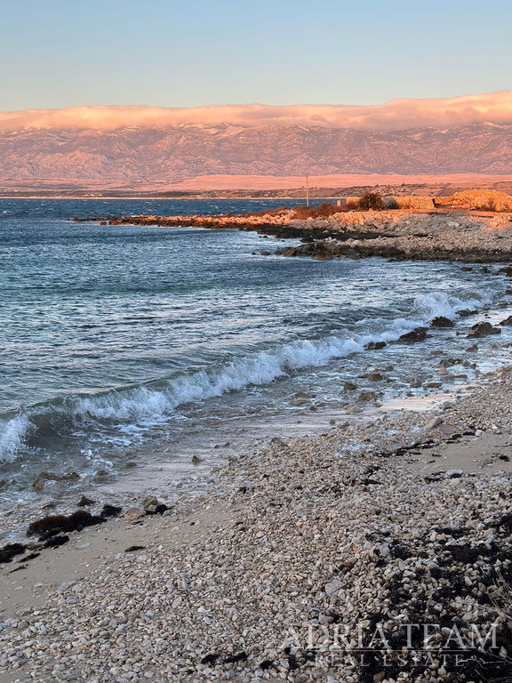 POZEMEK v R-zóně, PRVNÍ ŘADA K MOŘI - KOLAN, PAG