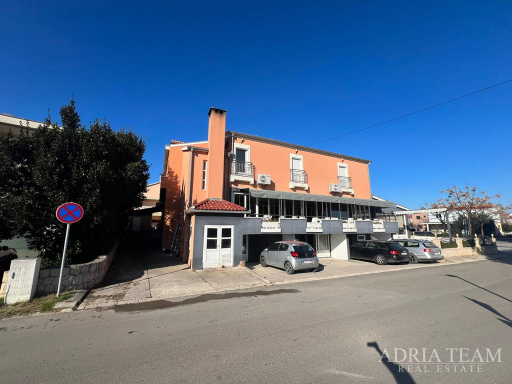 REKONSTRUOVANÝ DŮM S OBCHODNÍM PROSTOREM (RESTAURACE A PEKÁRNA) - NIN