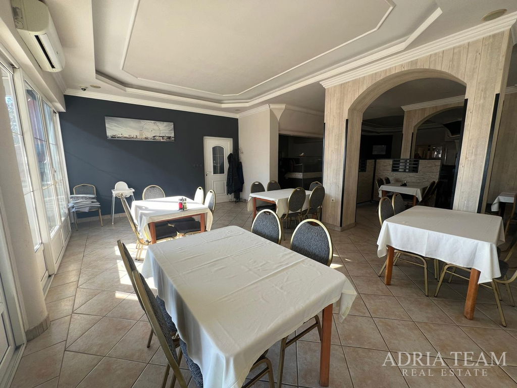 REKONSTRUOVANÝ DŮM S OBCHODNÍM PROSTOREM (RESTAURACE A PEKÁRNA) - NIN