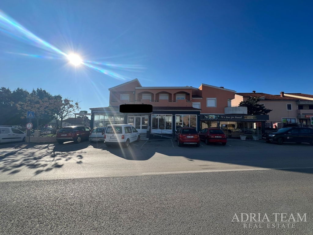 REKONSTRUOVANÝ DŮM S OBCHODNÍM PROSTOREM (RESTAURACE A PEKÁRNA) - NIN