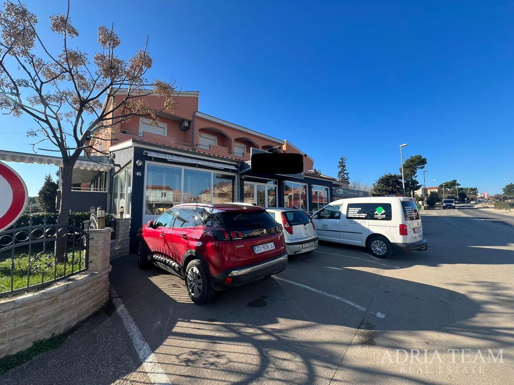 REKONSTRUOVANÝ DŮM S OBCHODNÍM PROSTOREM (RESTAURACE A PEKÁRNA) - NIN